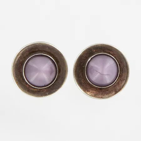 Ett par örhängen med lila stenar, Ø10mm, skevt stift, Sterling silver Denmark Vikt: 2,6 g