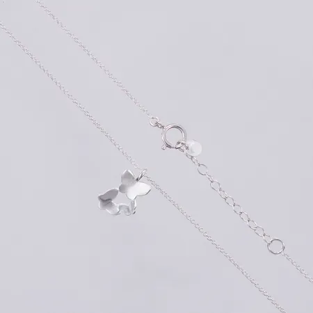 Kedja med hänge fjärilar, längd kedja: ca 42-44,5cm, bredd: ca 1mm, längd hänge: ca 1,5cm, bredd: ca 9mm, 925/1000 silver  Vikt: 1,5 g