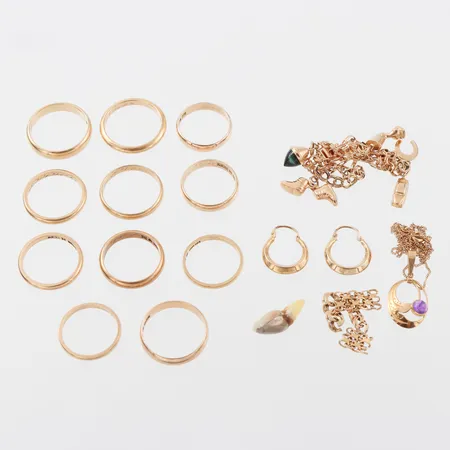 Diverse smycken med gravyrer och defekter,18k. Vikt: 60,7 g