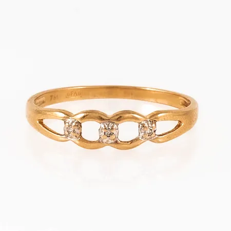 Ring i 18K guld med diamanter 3 x ca 0,005ct. Den är 1,7 - 4,4 mm bred, är i storlek 17 och väger 1,3g. Stämplad GFAB (Guldfynd) 750.