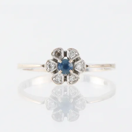 Ring vitguld med stenar (1 sten saknas),storlek 16 ½ mm, bredd 1.6-6.8 mm,18k. Vikt: 1,9 g