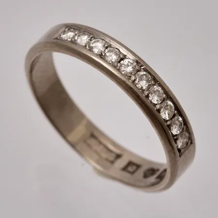  Ring i 18K vitguld, stl17¼, bredd 3,8mm, 10st Diamanter, 0,25ct, tillverkad av S Sandberg Guldsmedjan, år 1970, vikt 3,34g.