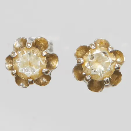 Ett par örhängen, vita stenar, Ø 5,8mm, slitage, vitguld, 18K Vikt: 1,1 g