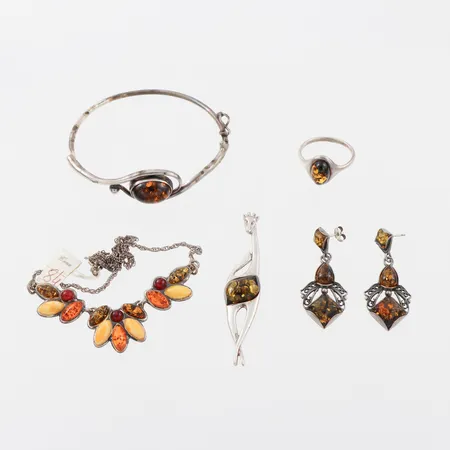 Diverse silversmycken,några med bärnsten och några med skador. Vikt: 37,1 g