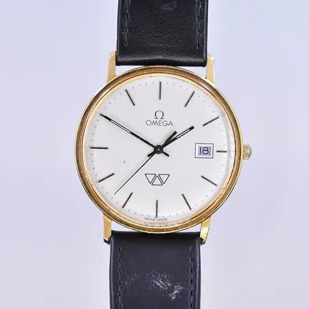 Herrur Omega, quartz, datum, Ø33 mm, graverad boett, svart läderband, 18K. Bruttovikt 27,1g.