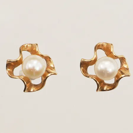 Ett par örhängen med odlade pärlor, bredd 10,5mm, snurrebussar saknas, ostämplade, 18K  Vikt: 2,1 g