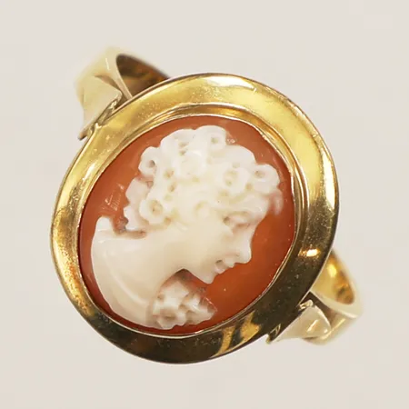 Ring med Camé, stl 18¼, bredd 2,7-15,7mm, smärre skada vid fattning, 18K  Vikt: 4,4 g