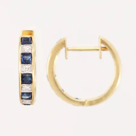 Ett par örhängen med diamanter 4x0,01ct samt 5 safirer, creoler, Ø15mm, 18K Vikt: 3,5 g