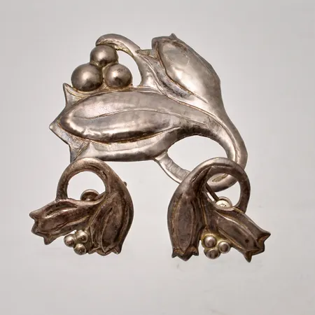 Set, brosch och örhängen i silver, örhängen, mått 24,8x26mm, snurrlås, brosch, mått 50,6x54,7mm, 925/1000, vikt 23,17g.