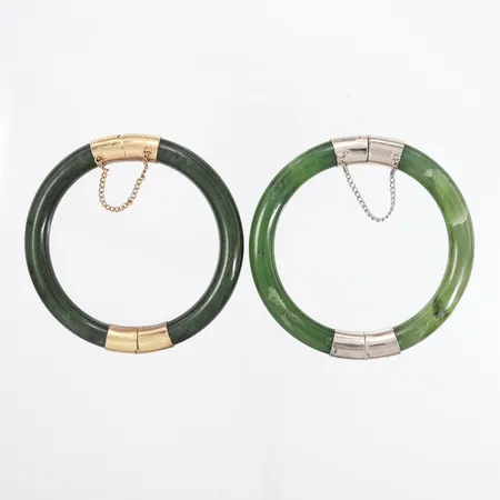 Armband i grön sten, 2st, stl Ø 60mm i innermått, bredd 8 samt 9mm, metallås.