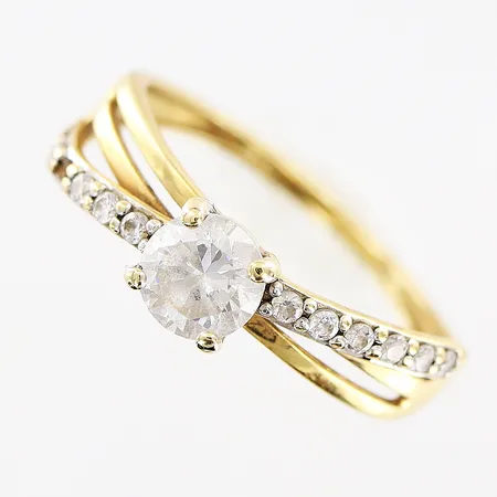 Ring, vita stenar, stl 16¾, bredd 1-5mm, en sten saknas, 18K Vikt: 2,2 g