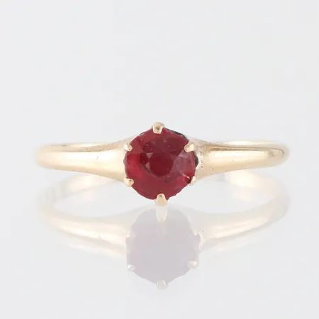 Ring med sten, storlek 16 ¼ mm, bredd 1.3-5.7 mm,14k. Vikt: 1,5 g