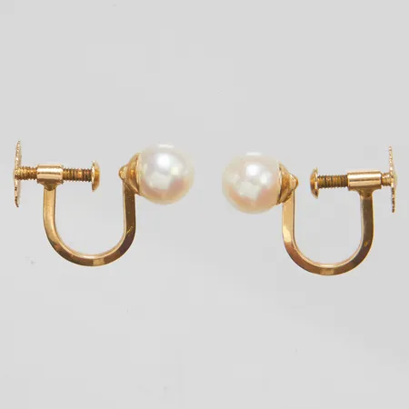 Ett par örhängen, odlade sötvattenpärlor, Ø 5,8mm, längd ca 11,5mm, skruvclips, 18K, bruttovikt: 1,7g