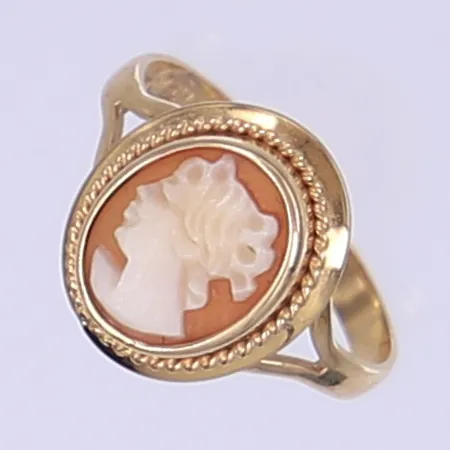 Ring med camé, stl 16¼, bredd 2-13mm, 18K Bruttovikt: 1,9g