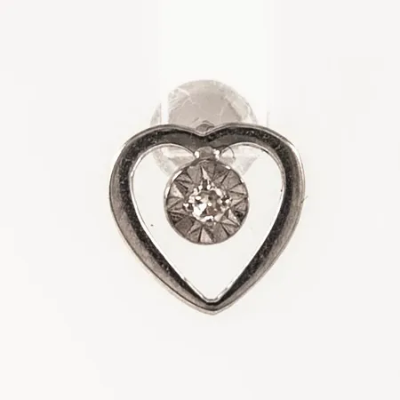 Ett örhänge i 18K vitguld: Genombrutet hjärta med 1 x c:a 0,01ct 8/8 slipad diamant. Det är 7 x 7 mm och väger 0,3g. Snurrebuss saknas, men ny i plast medföljer.