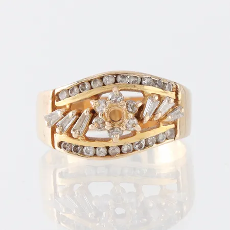 Ring med stenar (någon sten saknas), storlek 18 mm, bredd 4.5-10.8 mm, 18k. Vikt: 4,5 g