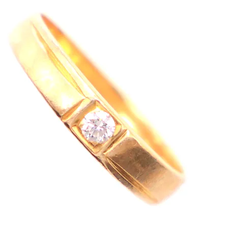 Ring med dia ca 0,10ct, Ø20, bredd 0,8-2,6mm, 22K,  Vikt: 5,1 g