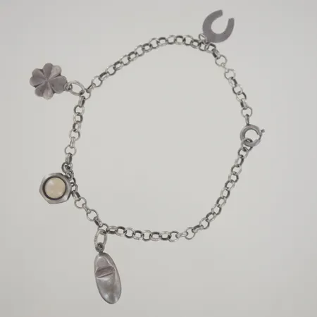 Armband med berlocker, längd 19 cm, silver 925/1000 Vikt: 7,8 g