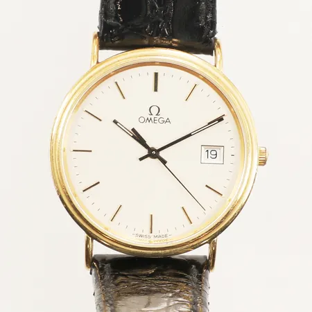 Damur Omega, Ø32mm, quartz, datum, 18K i boett, gravyr, läderband, går ej, batteri bytte krävs, bruttovikt: 26,7g 