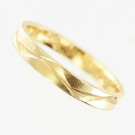 Ring, stl 16¾, bredd 3mm, gravyr, 18K Vikt: 2,6 g