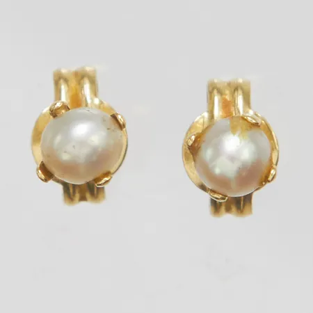 Två udda örhängen, pärlor, defekta, 14K Vikt: 0,4 g