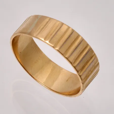 Ring i 18K guld, stl 16, bredd 5,9mm, vikt 2,62g.