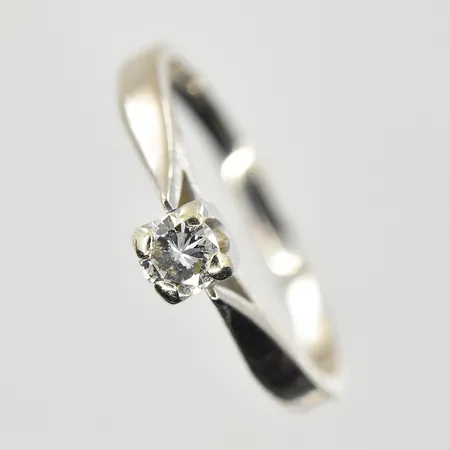 Ring med diamant 0,20ct, Spectra, stl 17½, bredd 2-4 mm, vitguld, 18K. Vikt: 2,7 g