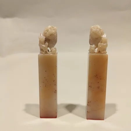 Två sigillstamp, höjd ca 8,5cm, troligen täljsten, skadat etui, stämpeldyna.