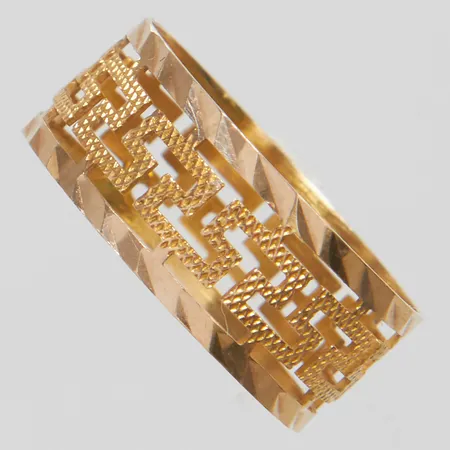 Ring genombruten meanderdekor, stl 17¼, bredd 7,5mm, skev skena, 9K Vikt: 1,1 g