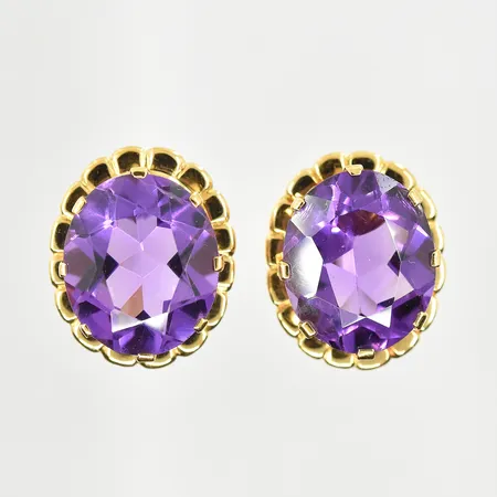 Ett par örhängen med lila stenar, längd 15 mm, bredd 12 mm, skruvlås, 18K. Vikt: 5,7 g