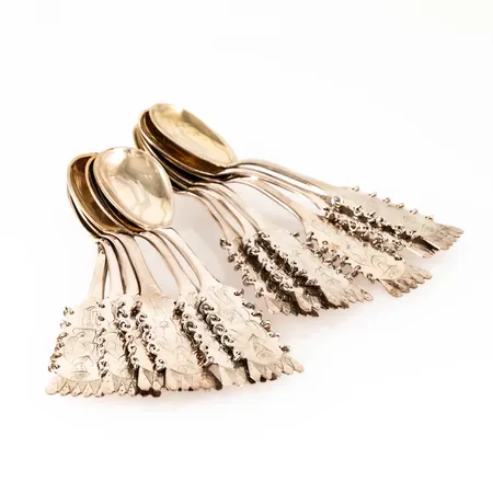 12 mockaskedar i silver med handgraverat samemotiv. De är 10 mm långa och väger 112,8g. Samtliga från CO Persson i Haparanda.