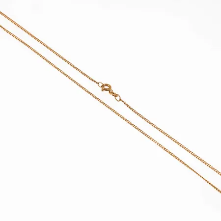 Kedja, pansar, i 18K guld. Den är 49 cm lång, 1,4 mm bred och väger 3,3g. Springring.