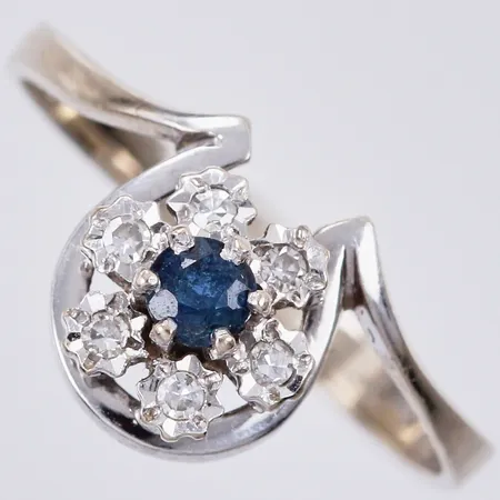 Ring vitguld med safir och diamanter ca 6x0,01ct, stl: 15¾, bredd: ca 2-10mm, 18K Vikt: 2,1 g