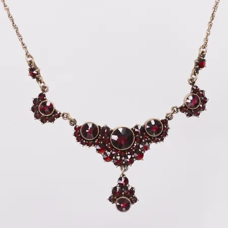 Collier, integrerat hänge med granater, längd 42,5cm, bredd 1,6-31mm, förgyllt, silver  Vikt: 9,7 g