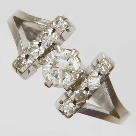 Ring, diamanter 1 x ca 0,50ct Tcr/P + 8 x ca 0,01ct, stl 18, bredd 2-9,5mm, vitguld, 18K Vikt: 4,7 g