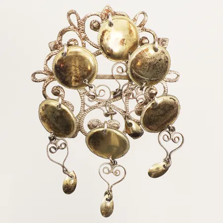 Dräktbrosch, längd 70mm, bredd 46mm, delvis förgylld, 830/1000 silver Vikt: 19,1 g
