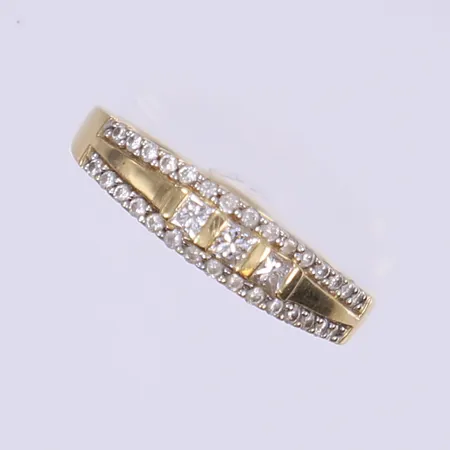 Ring med diamanter totalt 0,51ctv enligt gravyr, stl 18¼, bredd 3-5mm, 18K  Vikt: 5,3 g