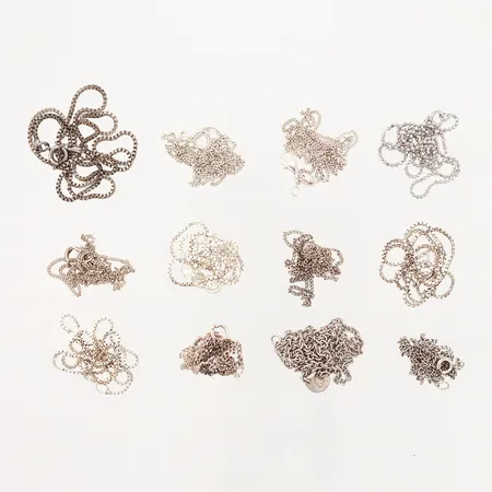 12 halskedjor i olika utföranden, ca. 36-45cm, bredd 1-3mm, silver 830-925/1000 Vikt: 29,2 g