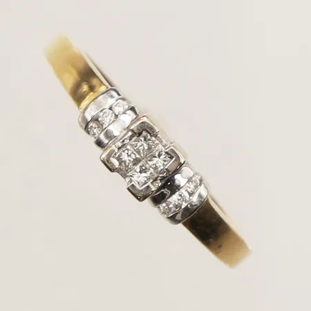 Ring med diamanter 6x ca 0,005ct, 4x ca 0,04ct prinsesslipade, stl 19, bredd 1,5-4,8mm, tvåfärgad, GHA, 18K Vikt: 3,2 g