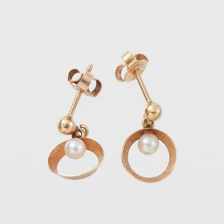 Örhängen paret med pärla, höjd ca 15 mm, 18k. Vikt: 1,5 g