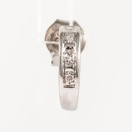 En halvcreol Ø 10 mm i 18K vitguld med 4 x c:a 0,008ct 8/8 slipade diamanter. Vikt: 0,6g.