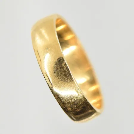 Ring, stl 16¼, bredd 4 mm, gravyr, 18K. Vikt: 3,5 g