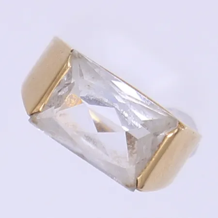 Ring med vit sten, tillv. Bengt Hallberg, stl 15, bredd 3-8mm, ojämn skena, 18K Bruttovikt: 2,9g