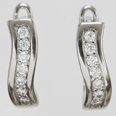 Ett par örhängen, vita stenar, längd ca 15mm, bredd 5mm, etui, 925/1000 silver Vikt: 3,8 g