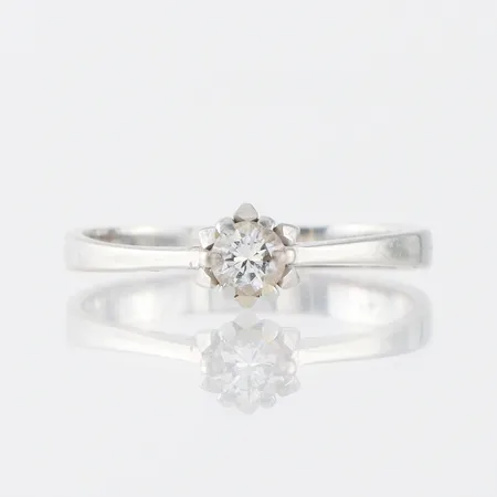 Ring vitguld med solitär diamant på 0.24 ct enligt inskription,storlek 18 ¼ mm, bredd 2.3--4.6 mm,18k. Vikt: 2,6 g