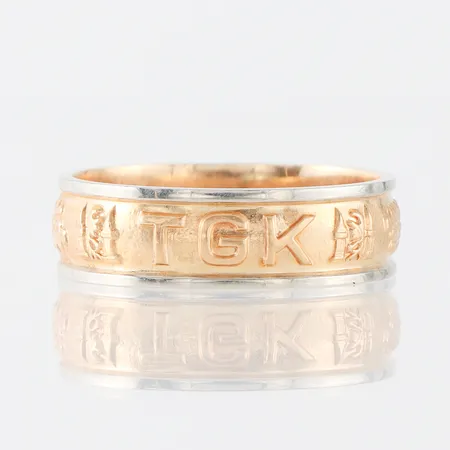 Ring mönstrad med gravyr, storlek 19 ¼ mm, bredd 6.2 mm,18k. Vikt: 6,4 g