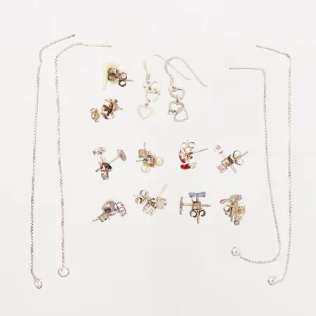 13 par örhängen i olika utföranden, emaljdetaljer, färgade stenar, silver 925/1000 Vikt: 13,9 g