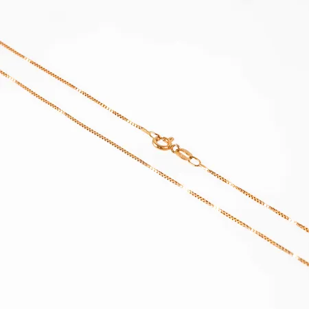 Kedja, Venezia i 18K guld. Den är 41 cm lång, 0,7 mm bred och väger 1,8g. Springring. Lagningar och sliten springring. 