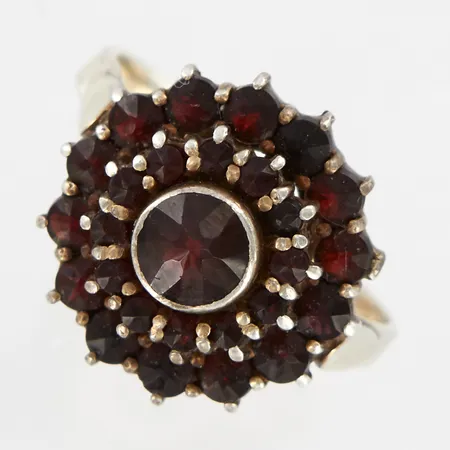 Ring med granater, stl 17¼, bredd: 2-15mm, silver 830/1000 Vikt: 3,9 g
