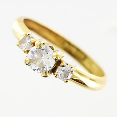 Ring, vita stenar, stl 17¾, bredd 2,5-5mm, GHA, 18K. Vikt: 1,2 g